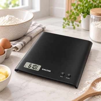 Czarna waga kuchenna Salter 1066 BKDR 3 kg / 1 g w aranżacji kuchennej